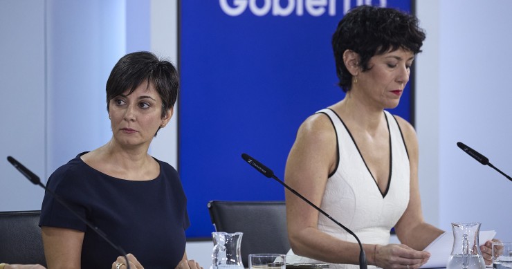 La ministra de Vivienda, Isabel Rodríguez (i) y la ministra de Inclusión, Seguridad Social y Migraciones, Elma Saiz (d), durante una rueda de prensa posterior a la reunión del Consejo de Ministros, en el Palacio de la Moncloa, a 16 de septiembre, en Madri