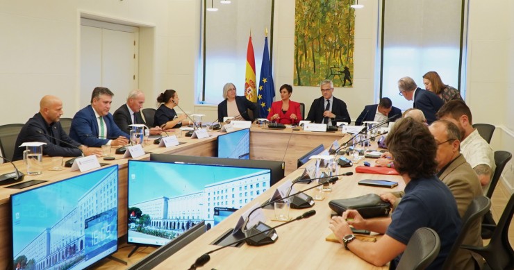 La ministra de Vivienda y Agenda Urbana, Isabel Rodríguez, presenta a UGT, CCOO, CNC, Seopan y APCE el nuevo Plan Estatal de Vivienda para 2026-2030. En el Ministerio de Vivienda y Agenda Urbana. A 17 de septiembre de 2025 en Madrid.