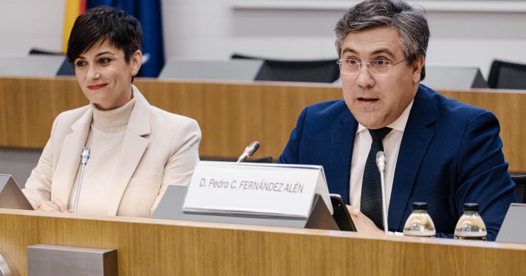 Archivo - La ministra de Vivienda y Agenda Urbana, Isabel Rodríguez, y el presidente de la CNC, Pedro Fernández Alén. 