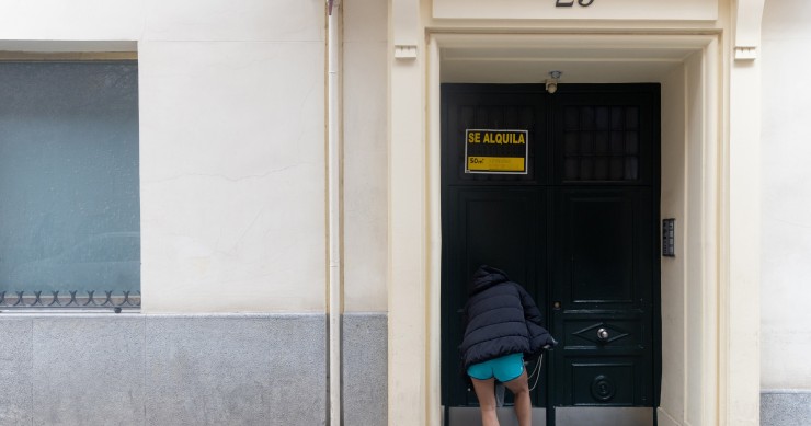 Una persona pasa a un edificio donde hay un cartel de ‘Se alquila’, a 10 de marzo de 2025, en Madrid (España).
