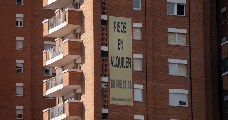 Archivo - Cartel de alquiler de viviendas en la fachada de un edificio.