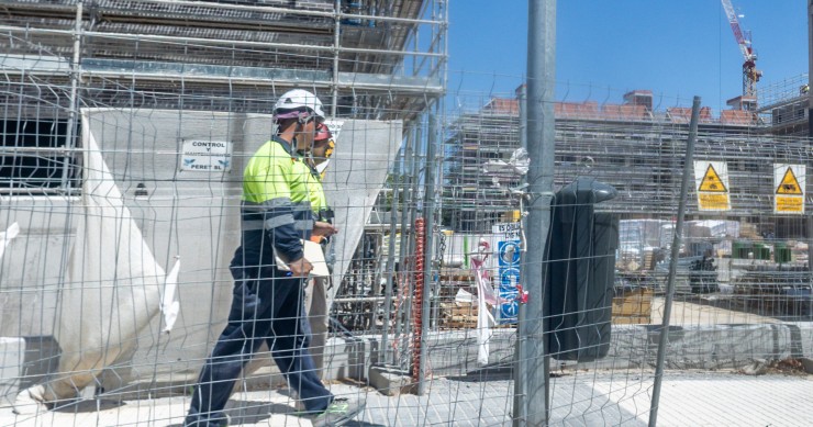 Archivo - Dos obreros trabajan en la construcción de una vivienda nueva, a 29 de julio de 2025, en Madrid (España).