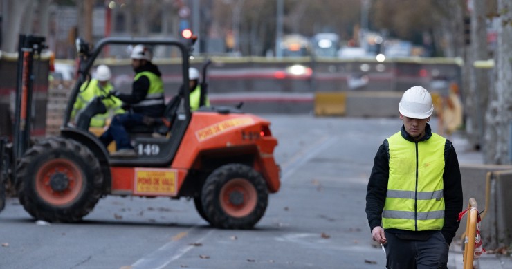 Archivo - Varios operarios trabajando en una obra
