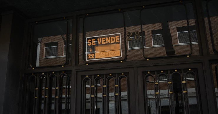 Archivo - Anuncio de una oficina en venta en el barrio de Almagro