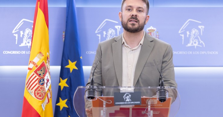 Archivo - El diputado de Compromis Alberto Ibáñez, durante una rueda de prensa, en el Congreso de los Diputados, a 22 de julio de 2025, en Madrid (España).