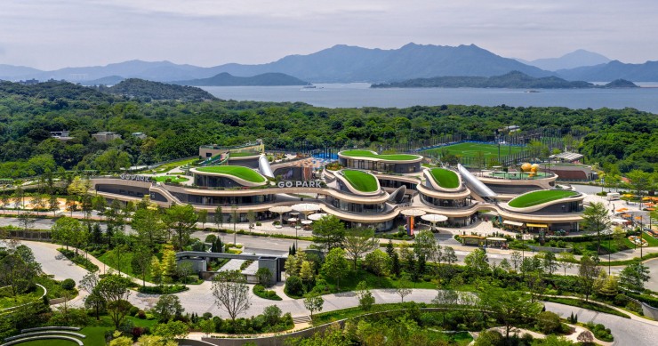 Go Park Sai Sha, en Hong Kong, es complejo que combina instalaciones recreativas cubiertas y al aire libre diseñado por Zaha Hadid Architects.