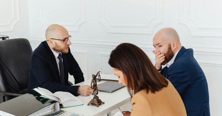 Matrimonio preocupado consulta con su abogado sobre herencia con hipoteca y responsabilidad de los herederos
