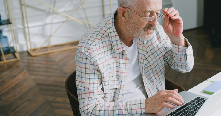 Hombre jubilado sorprendido al comprobar en su ordenador la denegación de la pensión de viudedad