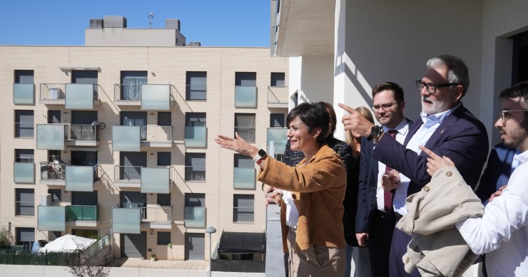 La ministra de Vivienda y Agenda Urbana, Isabel Rodríguez, visita una promoción de viviendas.
