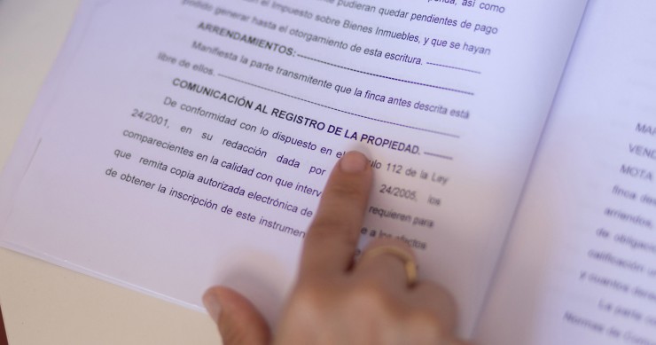 Archivo - Una mujer señala una escritura de compraventa de una hipoteca, a 30 de mayo de 2022, en Madrid (España). 
