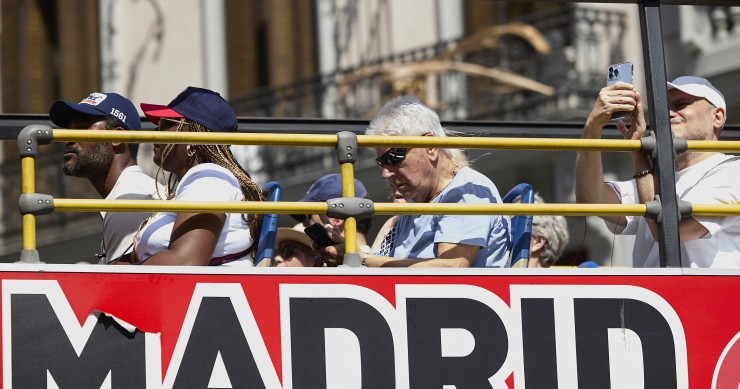 Varias personas en un bus turístico