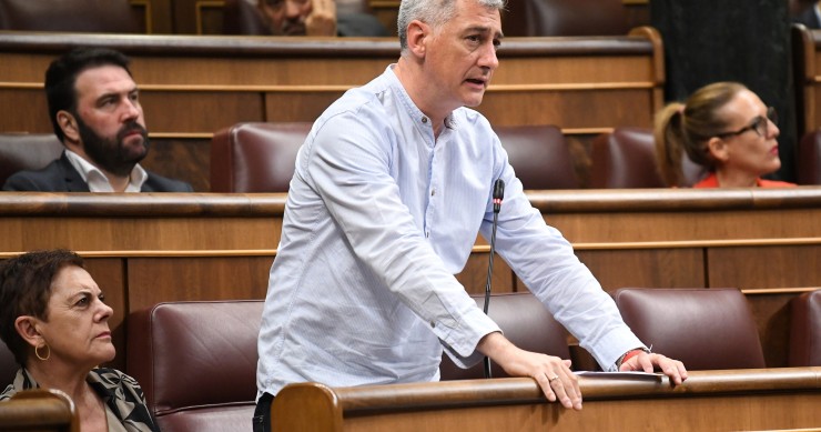El diputado de EH Bildu Oskar Matute interviene durante una sesión de control al Gobierno, en el Congreso de los Diputados, a 11 de junio de 2025, en Madrid (España). 