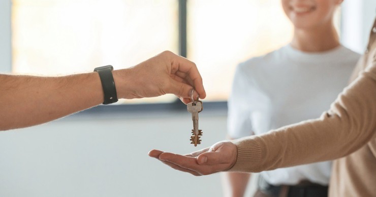 Archivo - La deuda media anual por inquilino en España creció en 2024 un 4,23% sobre el año anterior, según SEAG