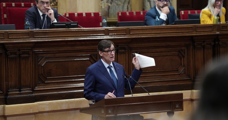 El presidente de la Generalitat, Salvador Illa, durante la primera jornada del Debate de Política General, en el Parlament de Catalunya, a 7 de octubre de 2025, en Barcelona, Catalunya (España). Con la tensión patente entre sus socios de investidura, Illa