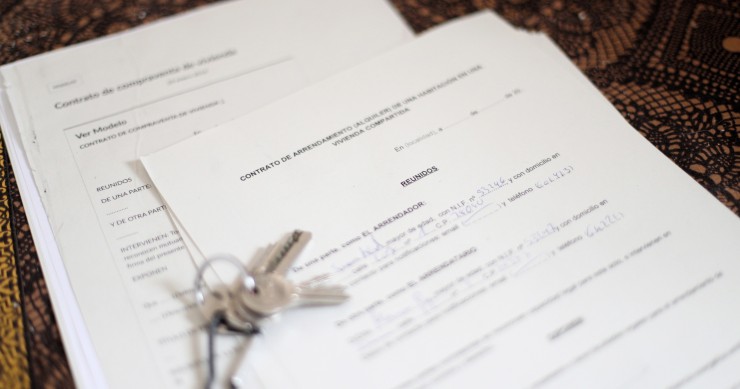 Unas llaves sobre un contrato de arrendamiento de vivienda