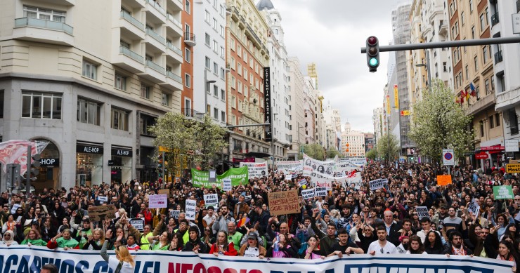 Cientos de personas durante una manifestación por la vivienda, desde Atocha, a 5 de abril de 2025, en Madrid (España). 