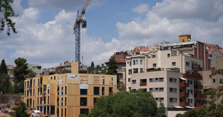 Archivo - Construcción de un edificio sostenible en Vallcarca, a 31 de julio de 2025, en Barcelona