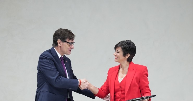 (I-D) El presidente de la Generalitat, Salvador Illa, y la ministra de Vivienda y Agenda Urbana, Isabel Rodríguez, durante la firma un protocolo para la gestión del patrimonio de la Entidad Estatal de Vivienda procedente de la Sareb, en el Palau de la Ge