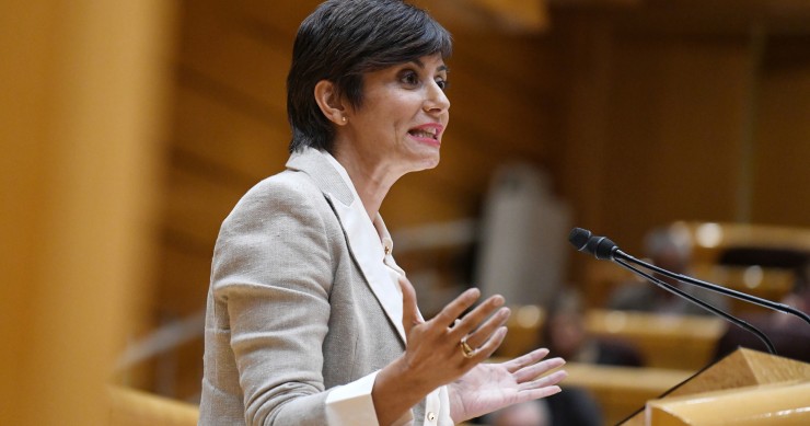 La ministra de Vivienda y Agenda Urbana, Isabel Rodríguez, interviene durante una sesión de control al Gobierno en la Cámara Alta, a 21 de octubre de 2025, en Madrid (España). 