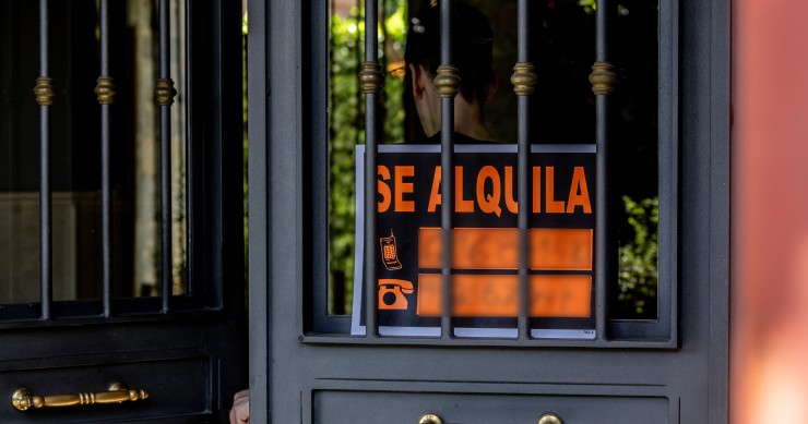 Archivo - Un cartel que anuncia que se alquila una vivienda, a 16 de septiembre de 2025, en Madrid (España). El precio del alquiler subió un 8% en agosto en Madrid con respecto al mismo mes del año anterior y se sitúa en 21,64 euros por metro cuadrado, se