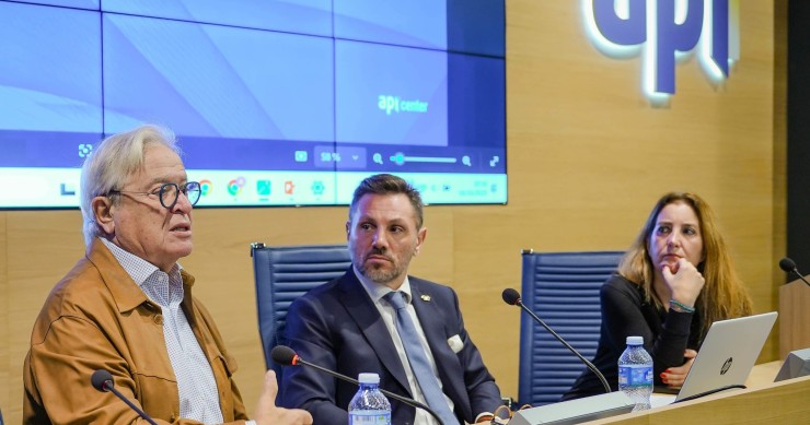 El president de Fiabci Espanya, Joan Clos; el vicepresident, Felice Tufano, i la secretària general, Eva González-Nebreda.