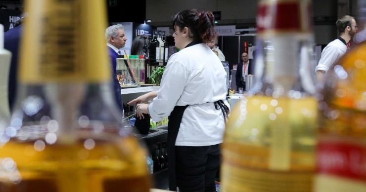 Archivo - Una camarera trabajando en un bar de Madrid