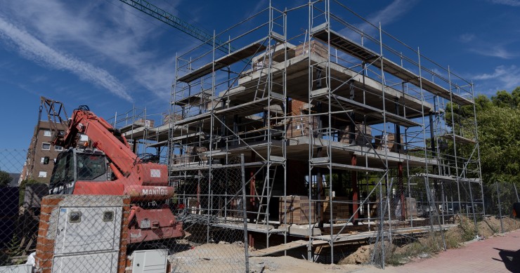 Archivo - Vista general de las obras de vivienda nueva, a 6 de septiembre de 2024, en Madrid