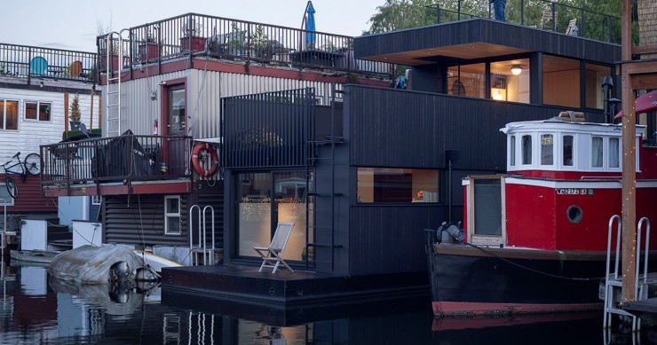 El estudio de arquitectura GO'C ha llevado a cabo el proyecto Blatto Boat, el cual transforma una embarcación cruise-a-home de los años 70 en una moderna residencia.