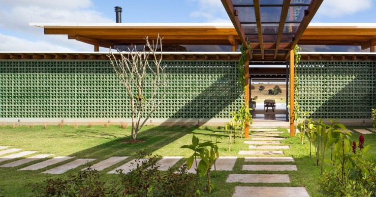 La Casa Jurumirim es una vivienda modular situada a orillas del embalse de Jurumirim, a unas cuatro horas de São Paulo, y está diseñada por Nitsche Arquitetos.