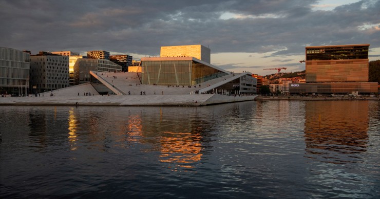 La Ópera de Oslo, concebida por el estudio Snøhetta, fue concebida como una gran superficie inclinada que invita a caminar sobre el edificio.