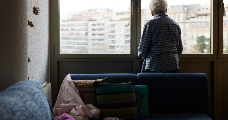 Anciana mirando por la ventana