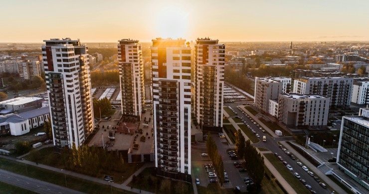 Bloques de apartamentos que representan la actividad de promotoras inmobiliarias