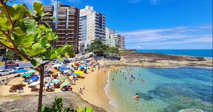 La playa radiactiva de Brasil en la que se bañan miles de personas
