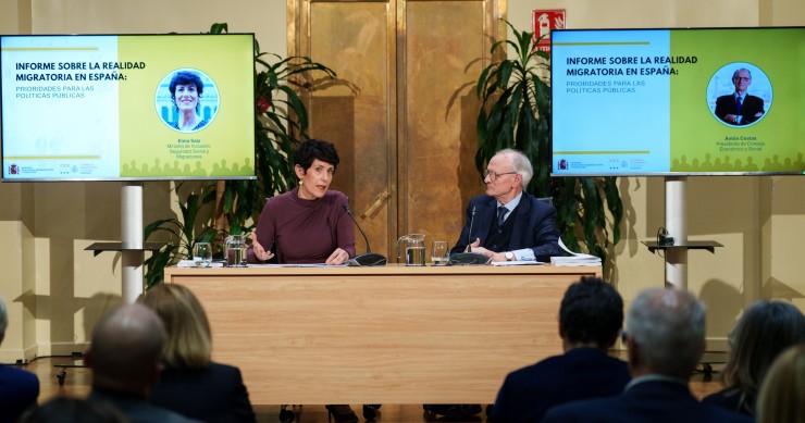 La ministra de Inclusión, Seguridad y Migraciones, Elma Saiz y el presidente del Consejo Económico y Social, Antón Costas, presentan el Informe sobre la realidad migratoria en España, en la sede del ministerio, a 12 de noviembre de 2025, en Madrid (España