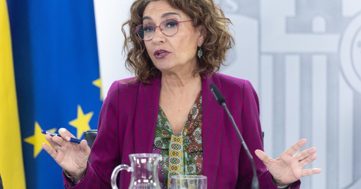 La vicepresidenta primera y ministra de Hacienda, María Jesús Montero, durante una rueda de prensa tras la reunión del Consejo de Ministros, en el Palacio de La Moncloa, a 18 de noviembre de 2025, en Madrid (España). El Gobierno ha revisado hoy al alza su