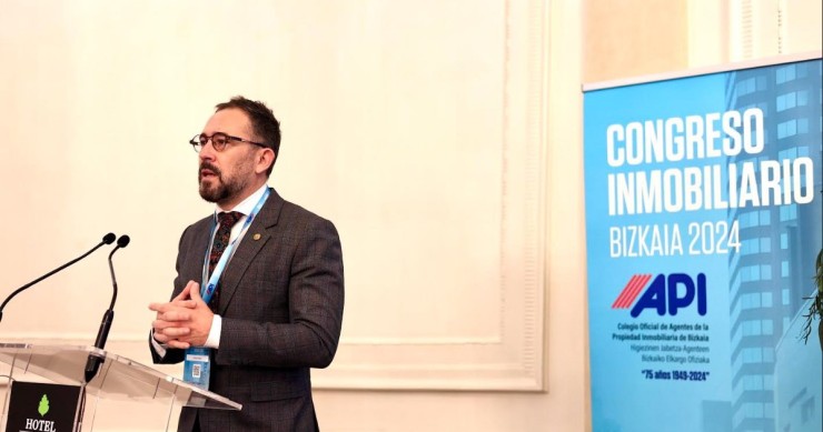 Archivo - El consejero de Vivienda y Agenda Urbana del Gobierno Vasco, Denis Itxaso