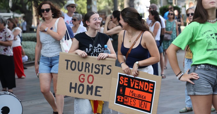 Archivo - Varias personas con pancartas durante una manifestación por la vivienda.