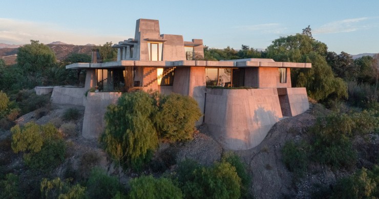 Brutal Honesty es una casa de montaña en Mendoza, Argentina, diseñada por OF Studio cuya estructura parece surgir directamente del terreno.
