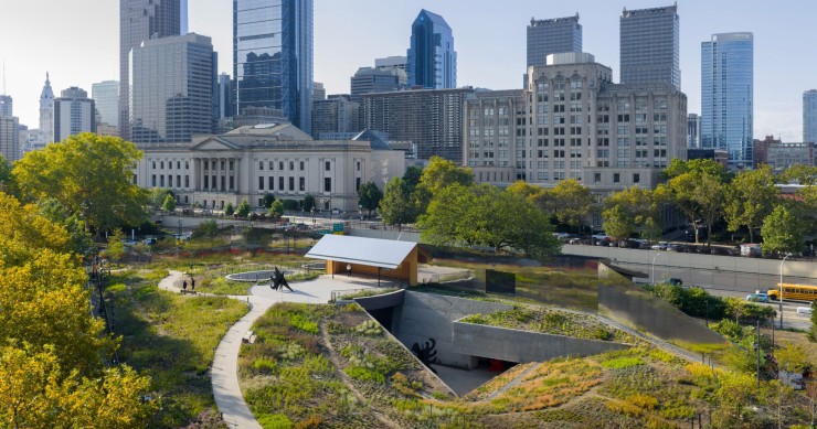 El Calder Gardens se ubica en Filadelfia crea un entorno inmersivo donde las esculturas de Alexander Calder se presentan como parte de un paisaje vivo.