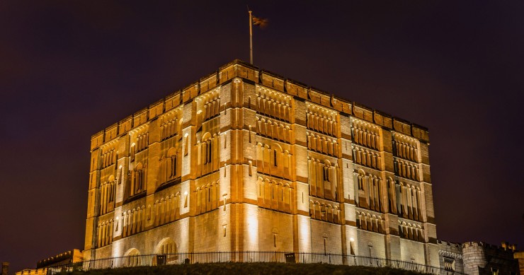 La rehabilitación del Castillo de Norwich por Feilden and Mawson combina nuevas rutas de circulación y mobiliario inspirado en la vida medieval original.