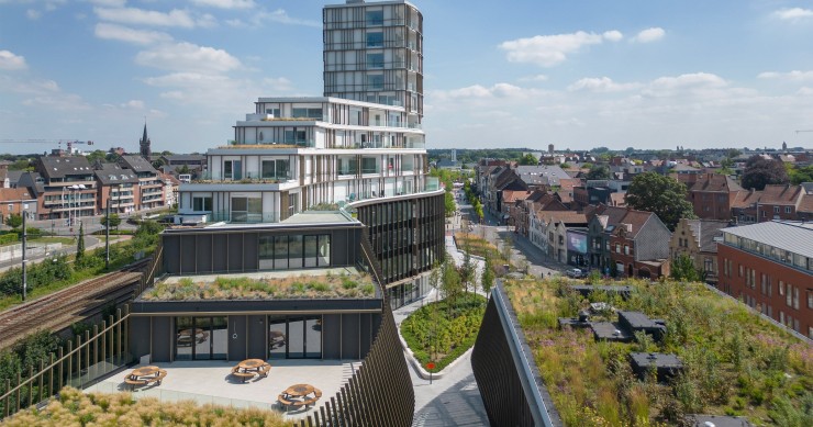 Roelevard es un conjunto en Roeselare (Bélgica) creado por Snøhetta junto a la estación con el propósito de restituir la continuidad urbana entre los dos lados de la ciudad.