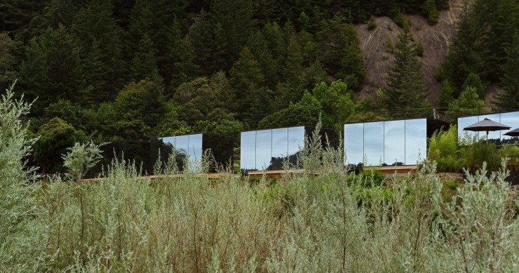Tu Tu’ Tun Lodge es un histórico alojamiento rodeado de montañas junto al río Rogue (Oregón) donde se han incorporado doce cabañas espejadas de ÖÖD.