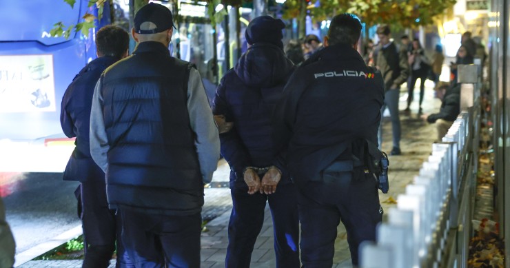 Un Policía deteniendo a un okupa