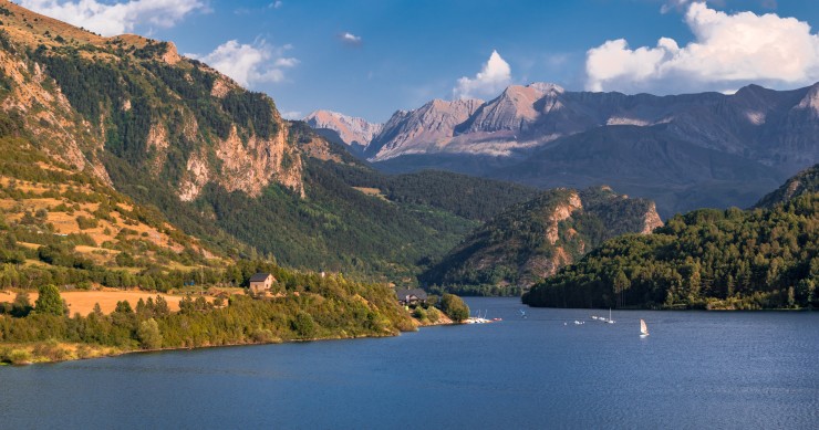 pueblos cerca del embalse de lanuza