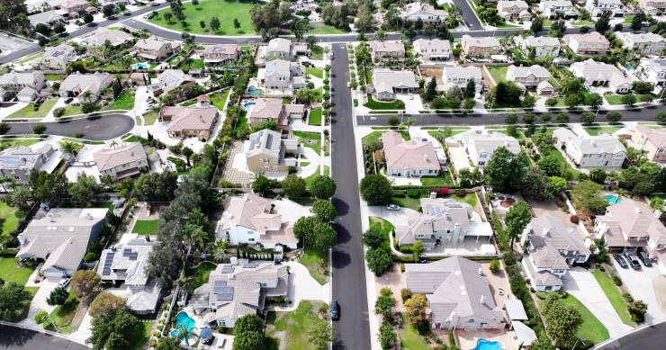 La demanda para la compra de viviendas en EEUU por parte de extranjeros ha experimentado un ligero descenso, según los datos de Realtor.com. La plataforma inmobiliaria destaca la caída del interés por invertir en vivienda de los canadienses, los líderes foráneos en la compra de casas en el mercado estadounidense. Aunque la demanda internacional sigue estando por encima de los niveles previos a la pandemia, la tendencia marca una disminución sostenida en los últimos meses, donde siguen predominando canadiens