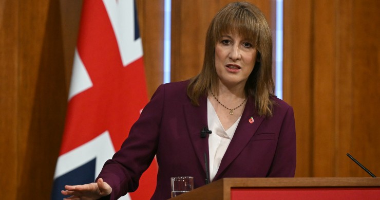 La ministra de Finanzas británica planea aumentar los impuestos a las viviendas de lujo