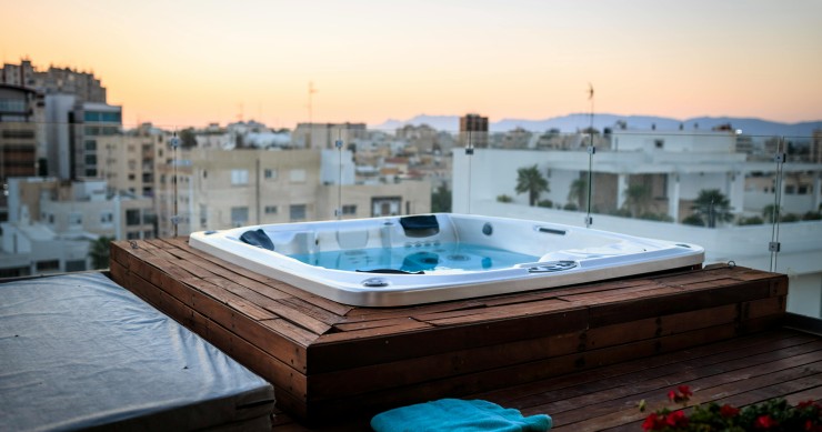 Jacuzzi instalado en la terraza de un edificio