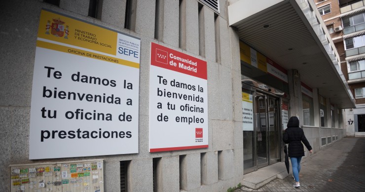Archivo - Fachada de la oficina de empleo