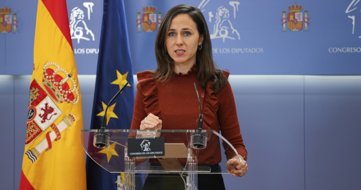 La portavoz de Podemos en el Congreso, Ione Belarra, durante una rueda de prensa en el Congreso de los Diputados, a 2 de diciembre de 2025, en Madrid (España).
