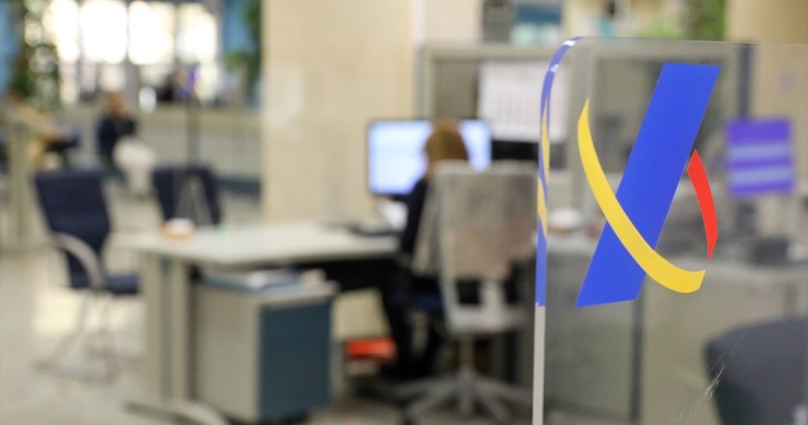 Archivo - (Foto de ARCHIVO) Una empleada trabaja en una oficina de la Agencia Tributaria